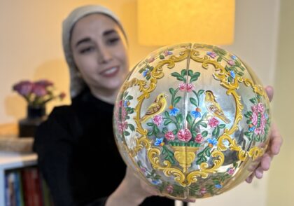 نقاشی روی توپ شیشه ای